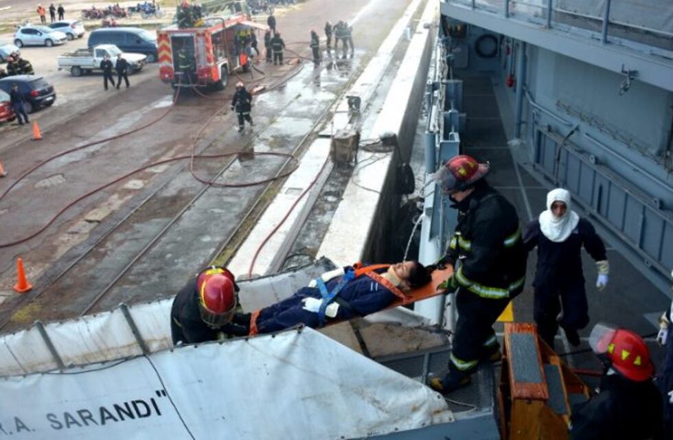 Puerto Belgrano: realizaron ejercicio de lucha contra incendios en el Sarandí
