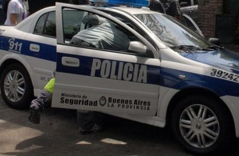 Quiso sobrepasar con su moto a un auto, perdió el control y terminó cayendo