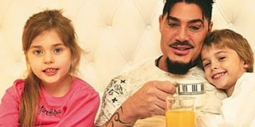 Ricardo Fort junto a sus dos hijos, Martita y Felipe\u002E (Instagram)