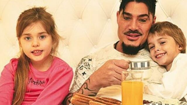 Ricardo Fort junto a sus dos hijos, Martita y Felipe\u002E (Instagram)