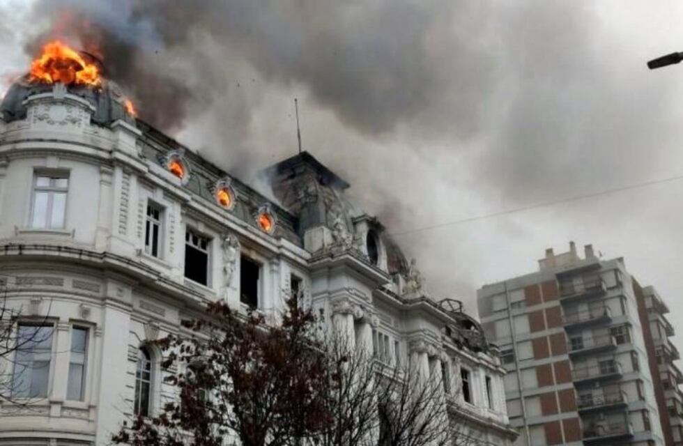 A un año del incendio comenzó la restauración de la cúpula del Banco Nación