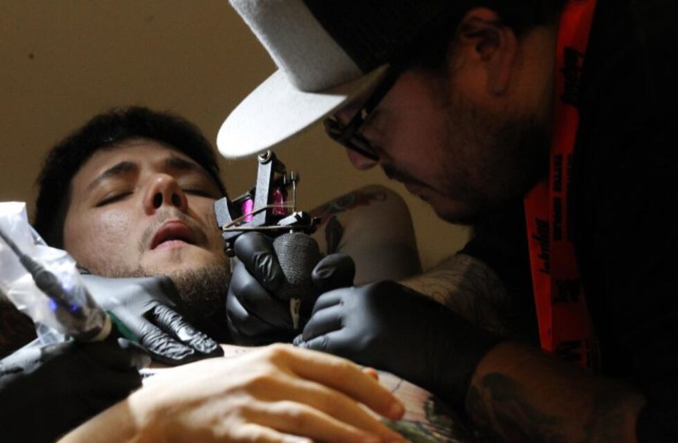 Un tatuaje "anti-coronavirus" se hizo viral en las redes sociales