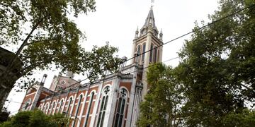 Vista exterior de la basílica de María Auxiliadora y parroquia San Carlos Borromeo donde fue bautizado Jorge Mario Bergoglio, hoy miércoles 20 de marzo de 2013, en Buenos Aires (Argentina)\u002E La parroquia era ya famosa por contar entre sus feligreses a Carlos Gardel y al beato aborigen Ceferino Namuncurá, pero ese detalle ha quedado superado por este otro: aquí es donde el Papa Francisco (Bergoglio) nació a la fe\u002E EFE/Iván Franco\r\n\r\n buenos aires basilica de Maria Auxiliadora y parroquia San Carlos Borromeo donde fue bautizado el papa francisco papa religion catolica eleccion papa argentino
