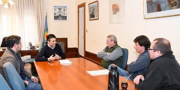 El Intendente Municipal Facundo Lopéz con integrantes de la Asociación Bomberos Voluntarios de La Dulce