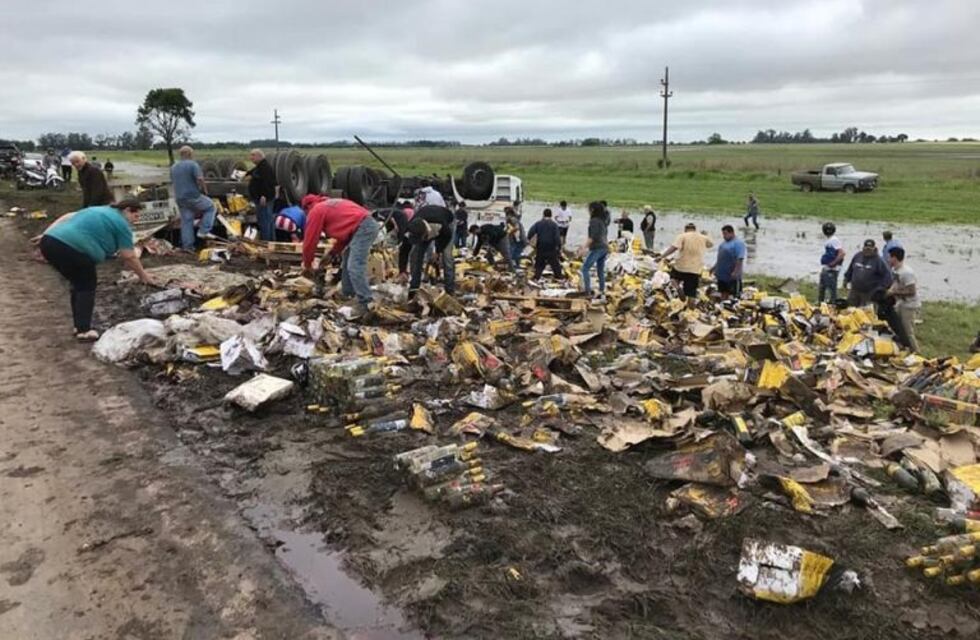 Escracharon a empleados de Aguas Santafesinas llevándose cajas de vino de un camión volcado