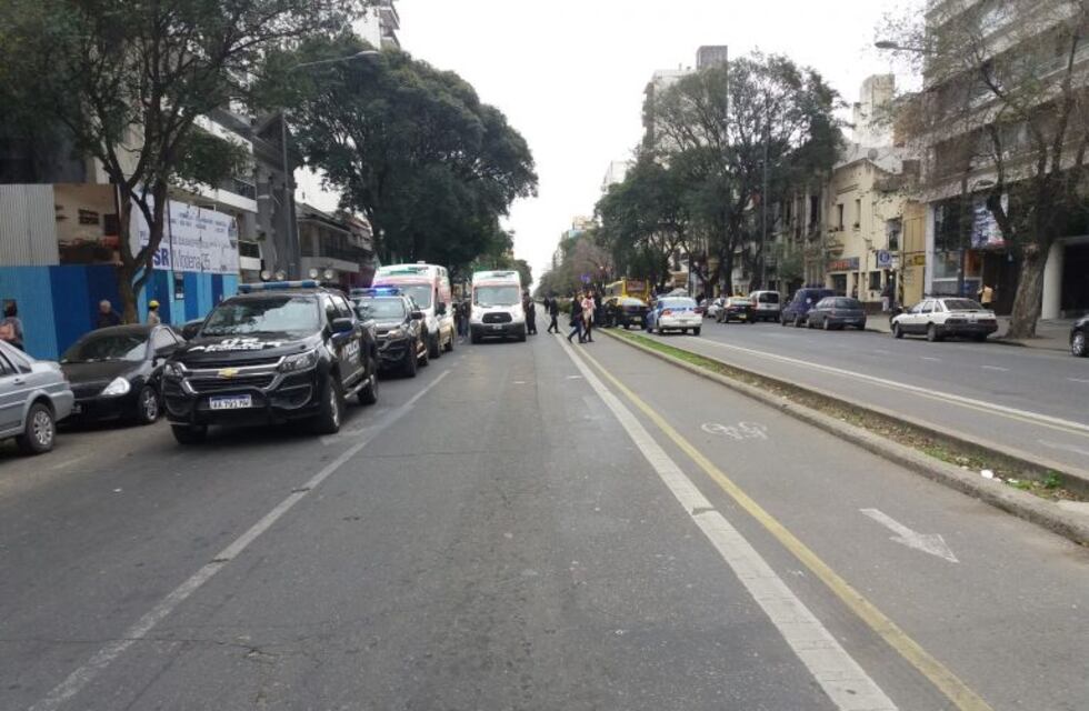 Un taxista se descompensó y terminó arriba del cantero central de Pellegrini