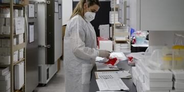 A health worker wearing a protective mask works in a lab during clinical trials for a Covid-19 vaccine at Research Centers of America in Hollywood, Florida, U\u002ES\u002E, on Wednesday, Sept\u002E 9, 2020\u002E Drugmakers racing to produce Covid-19 vaccines pledged to avoid shortcuts on science as they face pressure to rush a shot to market\u002E Photographer: Eva Marie Uzcategui/Bloomberg
