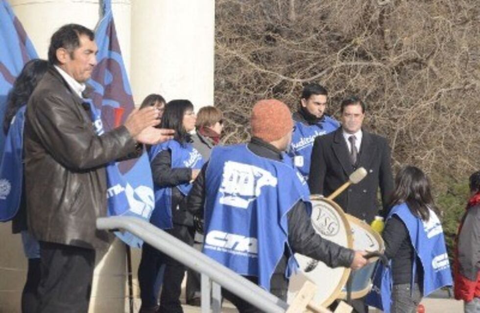 Por falta de pago, judiciales comenzaron un paro por 48 horas