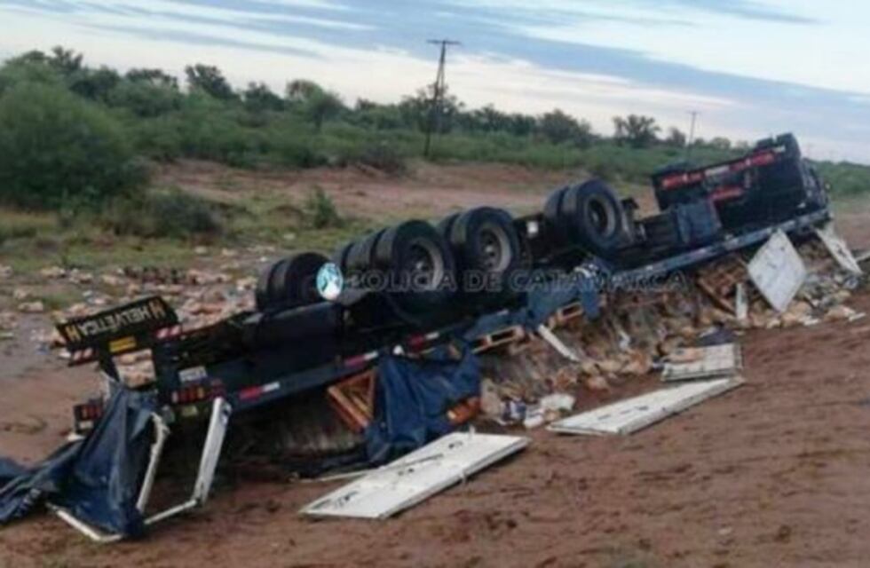 Volcó un camión y murió el chofer en La Paz