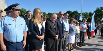 El gobernador Miguel Lifschitz encabezu00f3 el acto por el aniversario 205 de la creaciu00f3n de la bandera junto a la presidenta del Concejo Municipal de Rosario, Daniela Leu00f3n.