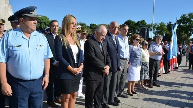 El gobernador Miguel Lifschitz encabezu00f3 el acto por el aniversario 205 de la creaciu00f3n de la bandera junto a la presidenta del Concejo Municipal de Rosario, Daniela Leu00f3n.