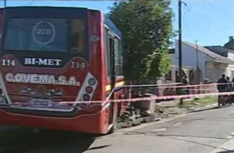 Un colectivo chocó contra un auto y se incrustó en una casa de Lanús