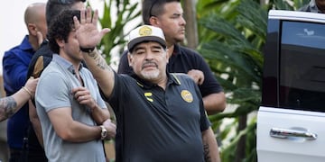 (FILES) In this file photo taken on September 10, 2018, Argentine legend Diego Maradona waves as he leaves after being presented as the new coach of Mexican football club Dorados, in Culiacan, Sinaloa State, Mexico\u002E - Diego Maradona has resigned as coach of Mexican second-division club Dorados for health reasons, his lawyer said on June 13, 2019, after nine tumultuous months in the job for the Argentine football legend\u002E (Photo by Pedro PARDO / AFP)