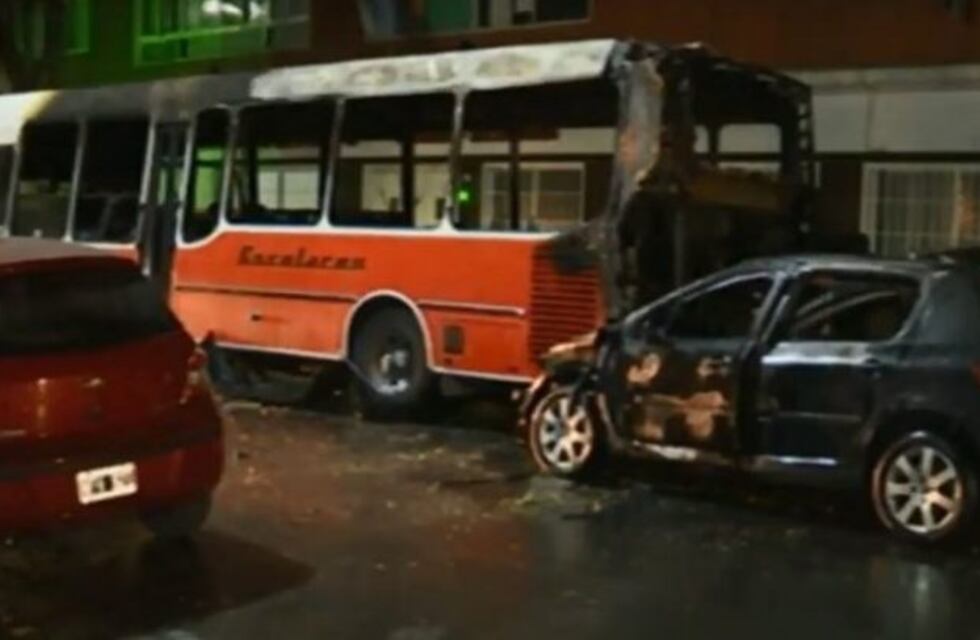 Chocó contra un micro escolar que estaba estacionado, generó un incendio y se dio a la fuga