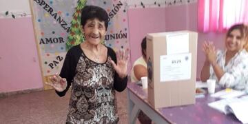 Inés Robles de Nacuzi con 99 años, fue a votar en el departamento San Blas de los Sauces\u002E