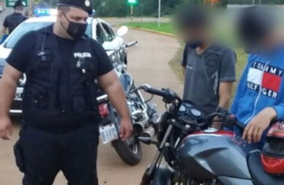 Detuvieron a dos ladrones con una motocicleta robada y un televisor de dudosa procedencia