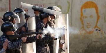 Policías atacan a manifestantes anti-gobierno en los alrededores de Los Mecedores, Caracas