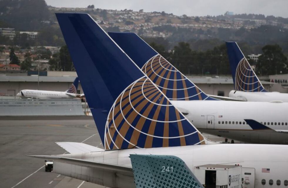 No quiso esperar, abrió la puerta de emergencia del avión y saltó a la pista de aterrizaje