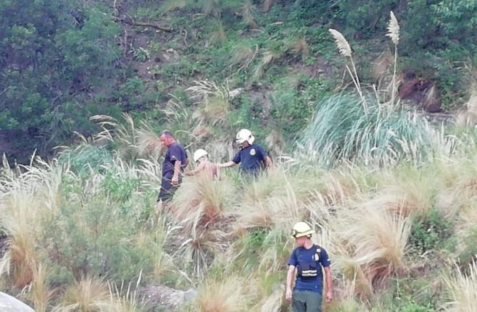 Dos turistas escalaban un cerro, empezó a desmoronarse y tuvieron que ser rescatados