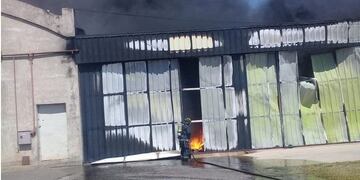 Los bomberos intervinieron para que el fuego no se expandiera a otras instalaciones\u002E (Radio Rafaela)