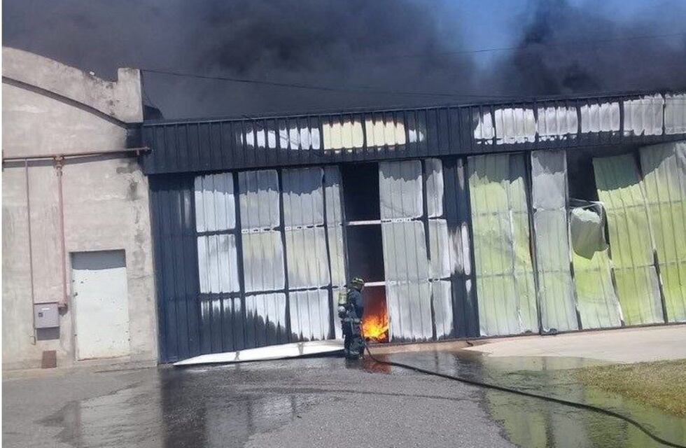 Se prendió fuego una fábrica de colchones en el Parque Industrial de Rafaela