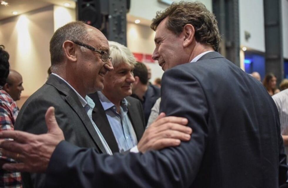 Cantard se sacó una selfie en la cancha de Colón y apuesta a que la elección de octubre se polarice