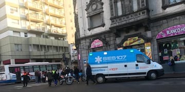 El auto terminó subido a la vereda de La Esquina de la Oportunidad\u002E (@emergenciasar)