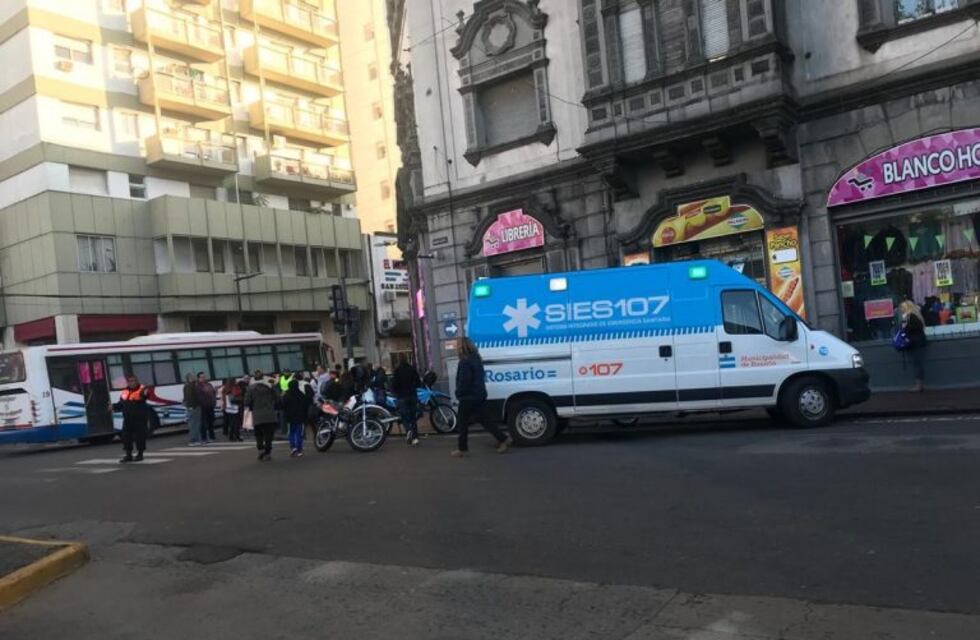 Un taxista se descompensó y estuvo a punto de chocar frente a la Plaza Sarmiento