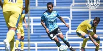 El uruguayo Techera poco aportó por las bandas\u002E Arrancó por la derecha, para ser una de las salidas del equipo\u002E