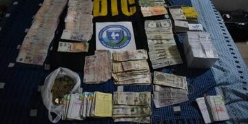 Dinero, autos y motos, los elementos secuestrados durante los allanamientos\u002E (Prensa Policía del Chaco)