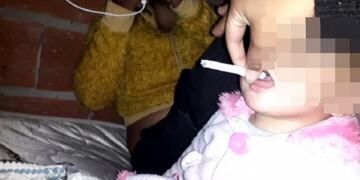 Indignante beba fumando - ocurrió en Paraná\nCrédito: Web