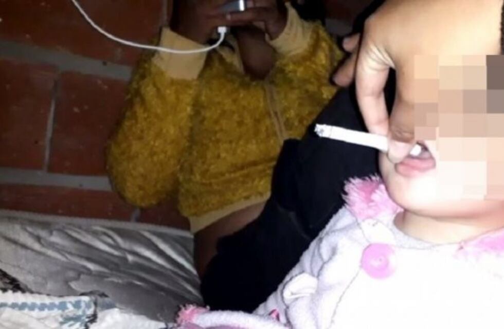 Indignación con una joven que hace fumar a una beba para que "No llore más"