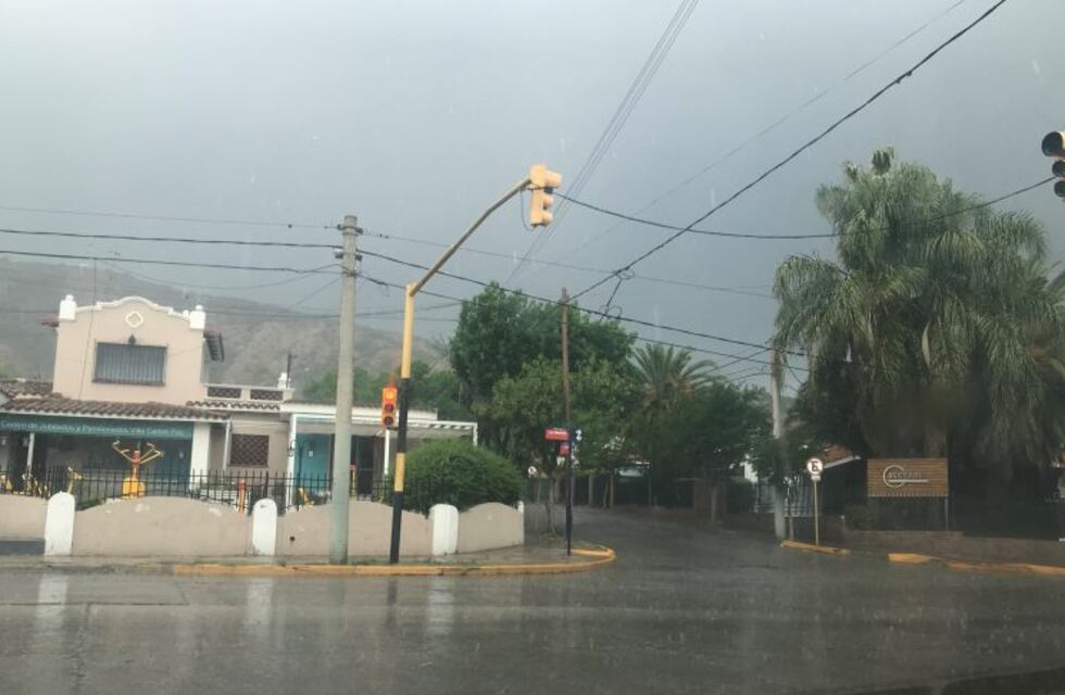 Llueve copiosamente en el Valle de Punilla y alertan por la crecida de los ríos