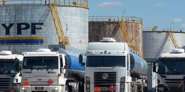 Los trabajadores de YPF lograron acordar un aumento del 80% de sus salarios más un bono por $100.000. Foto: Archivo.