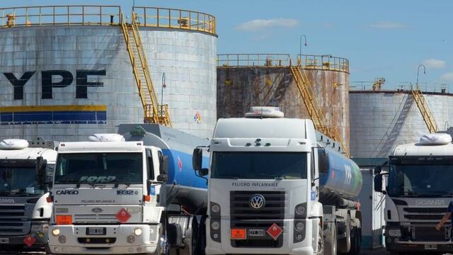Los trabajadores de YPF lograron acordar un aumento del 80% de sus salarios más un bono por $100.000. Foto: Archivo.