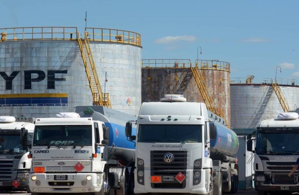 Los trabajadores de YPF acordaron una paritaria del 80% más un bono de $100.000