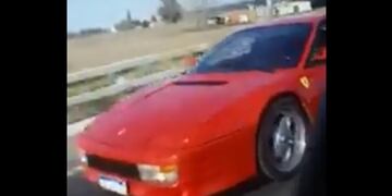 La el conductor de la Ferrari tras el choque fue demorado en Villa Constitución\u002E (Captura de pantalla)