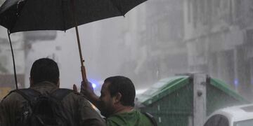 El mal clima continúa en la ciudad y prevén lluvias hasta la tarde\u002E (Archivo)