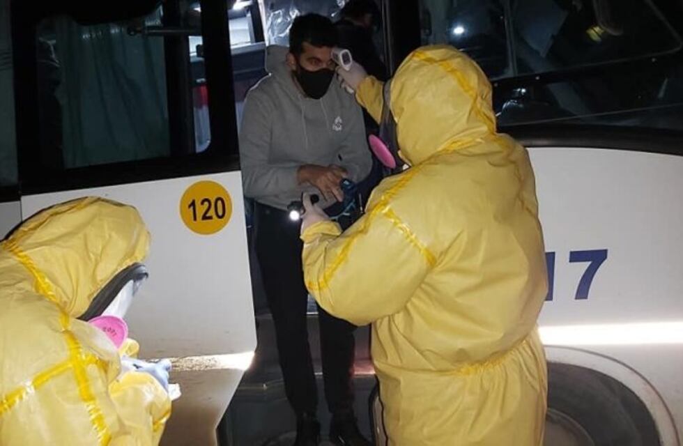 Interceptan colectivo intentando ingresar a Santa Cruz por caminos alternativos