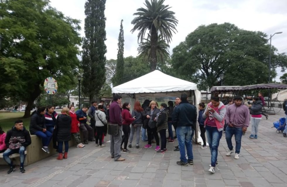 Empleados municipales despedidos instalaron una carpa en Plaza Solares en forma de protesta