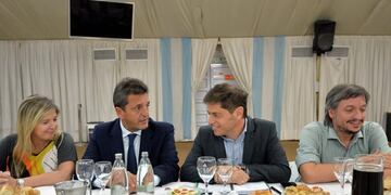 Axel Kicillof se reunirá con Máximo Kirchner, Sergio Massa y Wado de Pedro junto con intendentes del PJ Bonaerense.