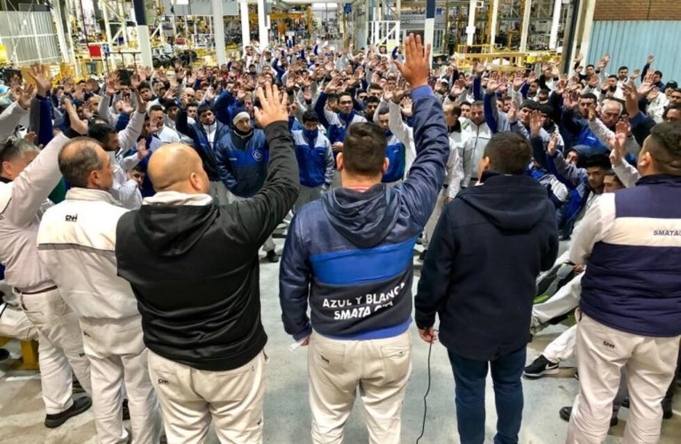 El Smata en alerta por posibles suspensiones en las automotrices tras el sacudón económico