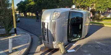 Una camioneta del PAMI volcó tras chocar contra un auto