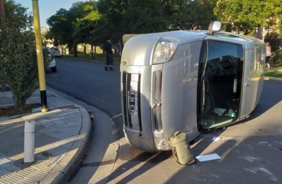 Una camioneta del PAMI volcó tras impactar contra un automóvil