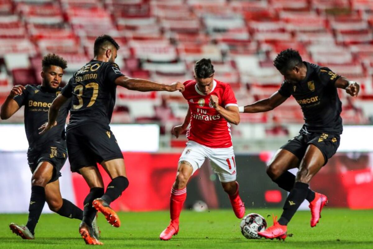 Lisbon (Portugal), 14/07/2020\u002E- Benfica player Franco Cervi (2-R) vies for the ball with Vitoria de Guimaraes player Mikel Agu (R) during the Portuguese first league soccer match Benfica against Vitoria de Guimaraes, iin Lisbon, Portugal, 14 July 2020\u002E (Lisboa) EFE/EPA/JOSE SENA GOULAO