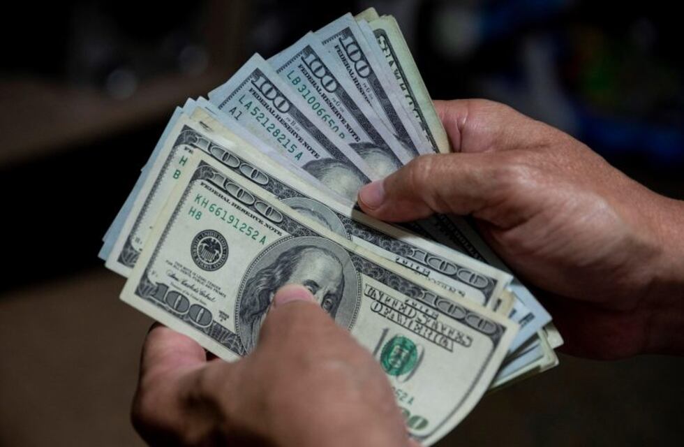 El dólar oficial subió a $ 83,27 y el contado con liquidación aumentó 2,40%, a $ 169