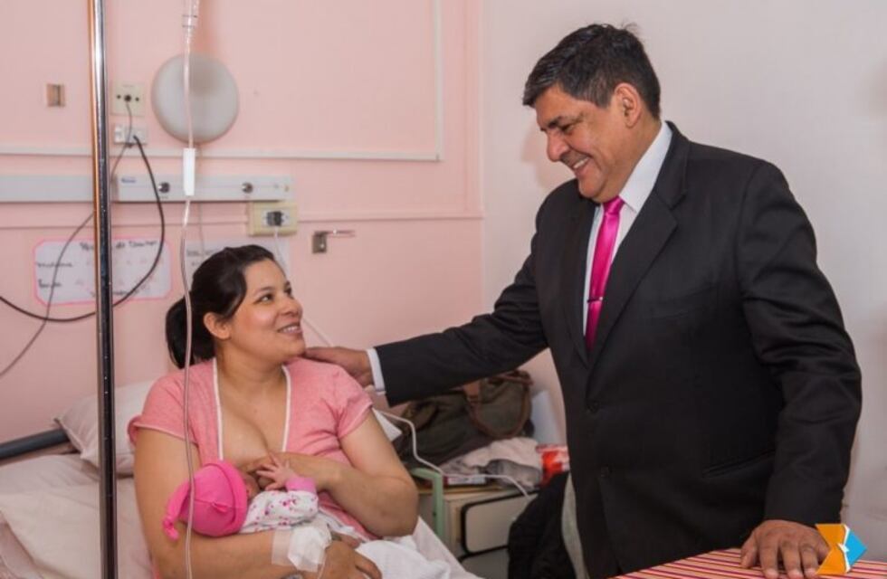 Visita y regalos a la primer bebé del año en Tierra del Fuego