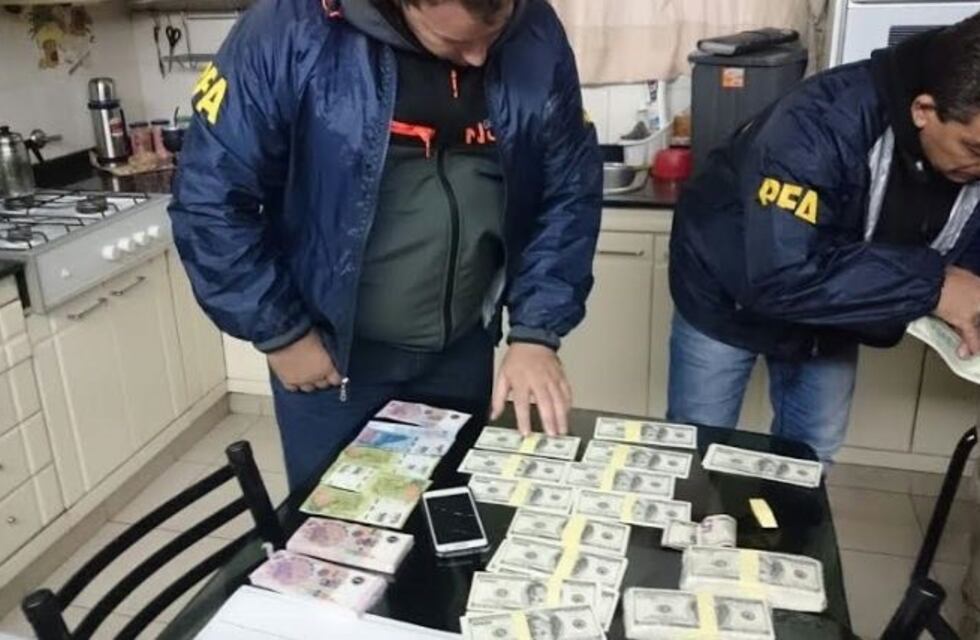 Desbarataron a una banda narco que también falsificaba billetes