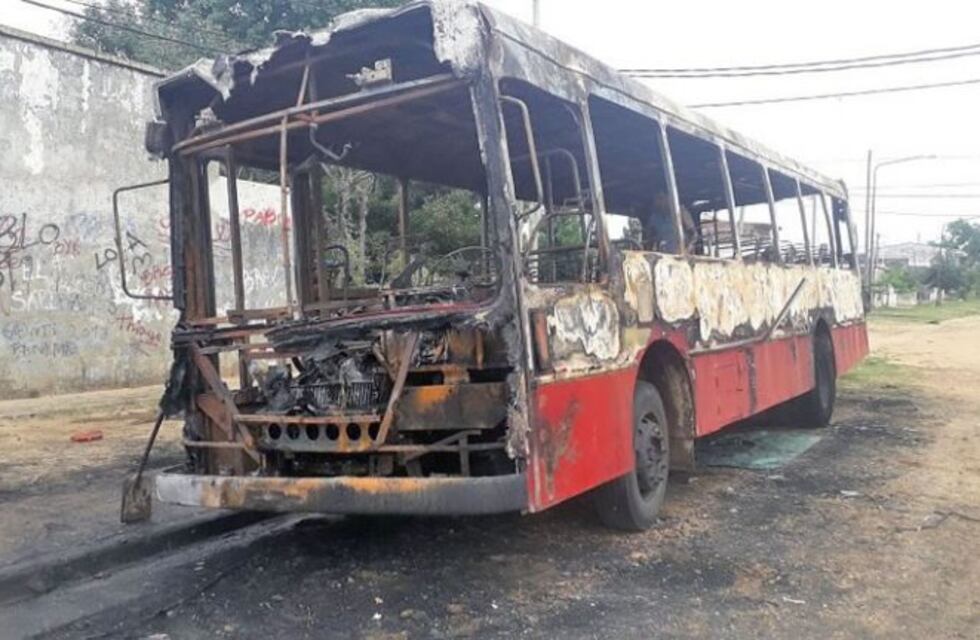 Incendiaron un colectivo de manera intencional