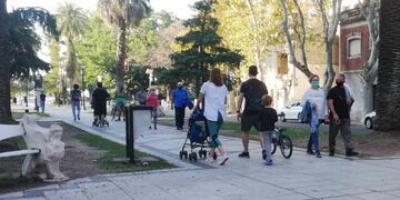 Bulevar Oroño es uno de los corredores favoritos en el centro para pasear a pie. (@rodrimiro76)